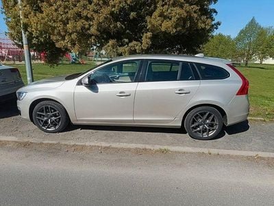Begagnad Volvo V60 Linje Svart 150 HK (110 kW) 2017 Guld Kombi