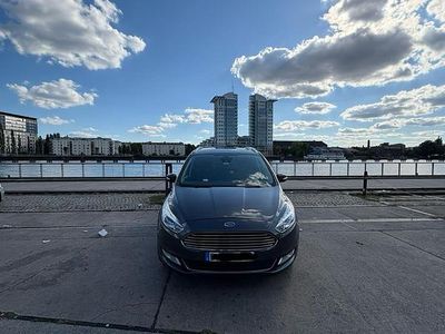 Grau Gebraucht 2017 Ford Galaxy Van / Kleinbus | 13.600 € (Fairer Preis)