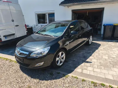 Gebraucht Opel Astra Edition 116 PS (85 kW) 2012 Schwarz Kombi