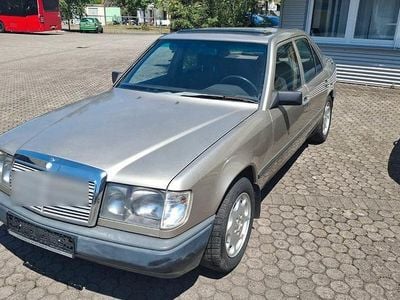 Beige Gebraucht 1988 Mercedes E230 Limousine | 1.790 €