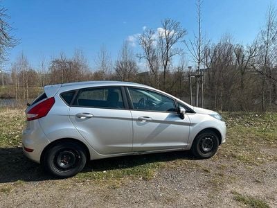 Gebraucht Ford Fiesta 95 PS (69 kW) 2012 Silber Kleinwagen