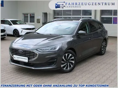 Gebraucht Ford Focus Titanium 125 PS (91 kW) 2024 Megnetic grau metallic Kombi