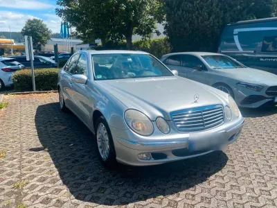 Gebraucht Mercedes E220 150 PS (110 kW) 2002 Silber Limousine