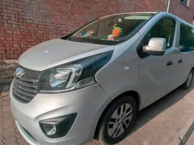 Gebraucht Opel Vivaro 197 PS (144 kW) 2016 Silber Van / Kleinbus
