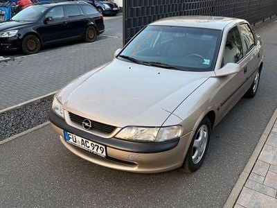 Begagnad Opel Vectra 101 HK (74 kW) 1998 Beige Sedan