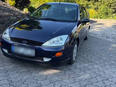 Gebraucht Ford Focus Ghia 101 PS (74 kW) 2000 Blau Kleinwagen