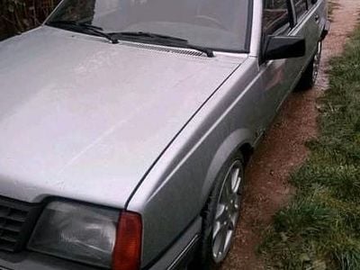 Usado Opel Ascona 75 HP (55 kW) 1984 Prateado Sedan