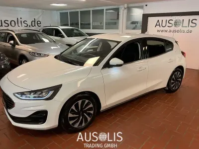 Gebraucht Ford Focus Titanium 116 PS (85 kW) 2023 Frozen white Limousine