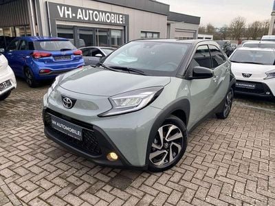 Gebraucht Toyota Aygo 72 PS (52 kW) 2025 Urban khaki dach black mica Kleinwagen