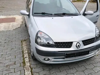 Używany Renault Clio II 75 KM (55 kW) 2002 Srebrny Hatchback
