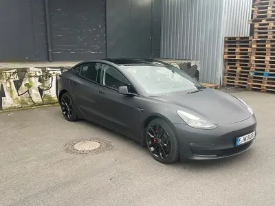 Käytetty Tesla Model 3
