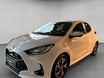 Neu Toyota Yaris Hybrid Comfort 116 PS (85 kW) 2025 Schneeweiß Limousine