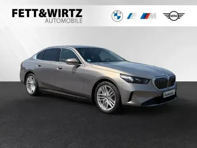 Gebraucht BMW 550e Comfort Edition 489 PS (359 kW) 2024 Oxidgrau metallic Limousine