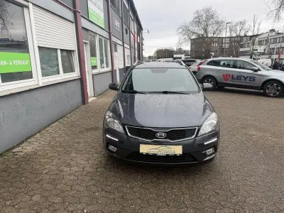 Używany Kia Ceed 90 KM (66 kW) 2012 Szary Hatchback