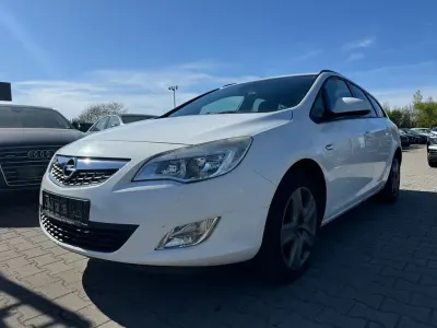 Gebraucht Opel Astra Design Edition 140 PS (102 kW) 2011 Weiß Kombi