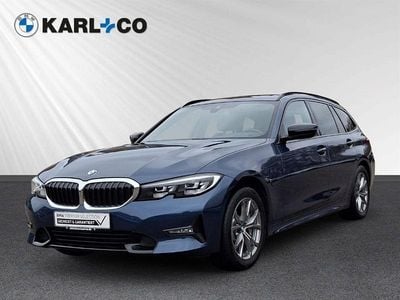 Phytonicblau metallic Gebraucht 2021 BMW 330e Sport Line Kombi | 23.578 € (Fairer Preis)