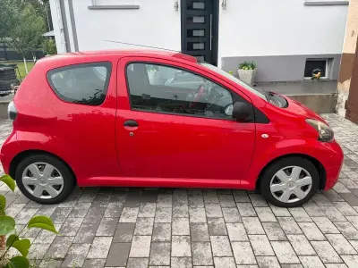 Gebraucht Toyota Aygo 68 PS (50 kW) 2009 Rot Kleinwagen