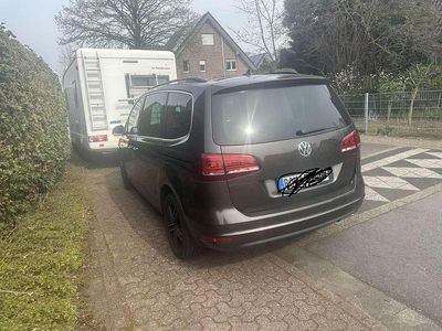 Gebraucht VW Sharan Comfortline 150 PS (110 kW) 2019 Braun Van / Kleinbus