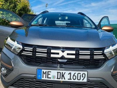 Grau Gebraucht 2024 Dacia Jogger Extreme Van / Kleinbus | 18.000 € (Guter Preis)