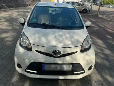 Gebraucht Toyota Aygo 68 PS (50 kW) 2013 Weiß Kleinwagen