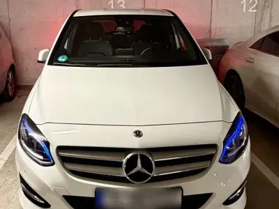 Gebraucht Mercedes B200 136 PS (100 kW) 2018 Weiß Kleinwagen