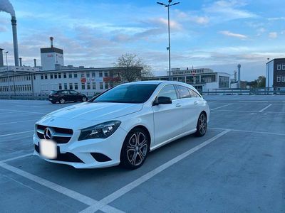 Gebraucht Mercedes CLA200 Shooting Brake 156 PS (114 kW) 2015 Weiß Kombi