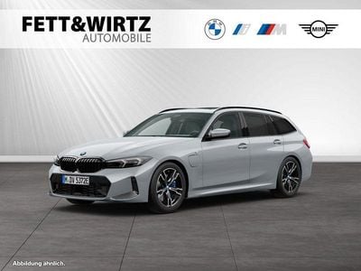 Brooklyn grau metallic Gebraucht 2024 BMW 330e M Sport Kombi | 46.468 € (Guter Preis)