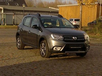 Grau Gebraucht 2018 Dacia Sandero Celebration Limousine | 10.790 € (Fairer Preis)