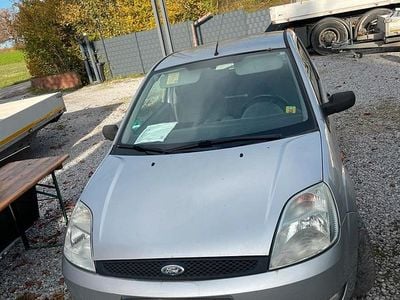 Usata Ford Fiesta 101 CV (74 kW) 2003 Argento Utilitaria