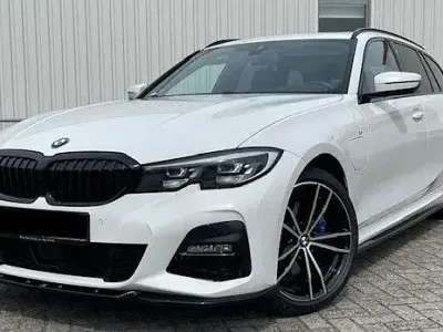 Gebraucht BMW 330e M Sport 292 PS (214 kW) 2021 Weiß Kombi