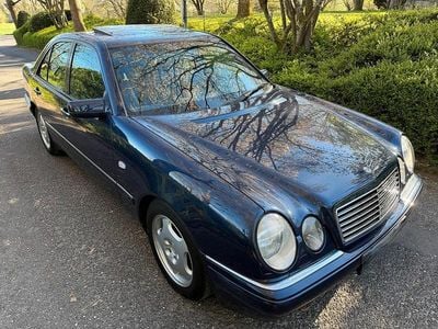 Usata Mercedes E230 Avantgarde 150 CV (110 kW) 1996 Blu Berlina