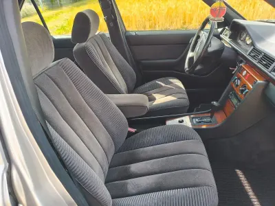 Gebraucht Mercedes E200 136 PS (100 kW) 1993 Silber Limousine