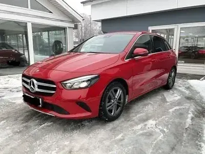 Używany Mercedes B200 163 KM (119 kW) 2019 Czerwony Minivan