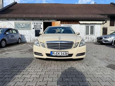 Hellelfenbein Gebraucht 2012 Mercedes E200 Limousine | 5.490 €