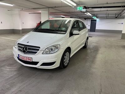 Gebraucht Mercedes B180 116 PS (85 kW) 2011 Calcitweiss/zirrusweiss Van / Kleinbus