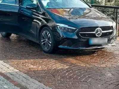 Gebraucht Mercedes B200 167 PS (122 kW) 2024 Schwarz Kleinwagen