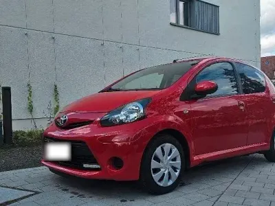Gebraucht Toyota Aygo 68 PS (50 kW) 2012 Rot Kleinwagen