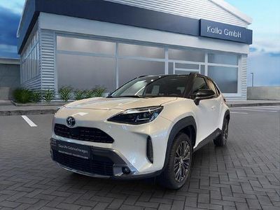 Platinweiss metallic, dach schwarz Gebraucht 2023 Toyota Yaris Hybrid Advance | 28.590 € (Teuer)