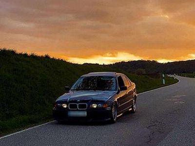Gebraucht BMW 318 M Sport 118 PS (86 kW) 1996 Blau Limousine