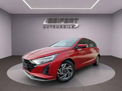 Neu Hyundai i20 Trend 101 PS (74 kW) 2025 Dragon red / met Limousine