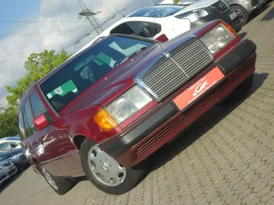 Gebraucht Mercedes 230 136 PS (100 kW) 1990 Rot Limousine