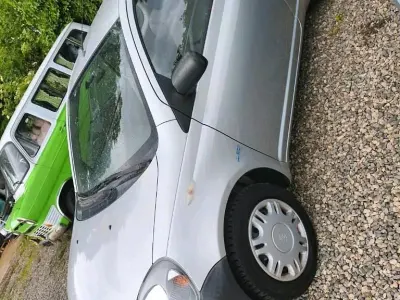 Gebraucht Toyota Yaris 75 PS (55 kW) 1999 Silber Kleinwagen