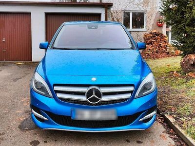 Blau Gebraucht 2016 Mercedes B250e Van / Kleinbus | 12.999 €