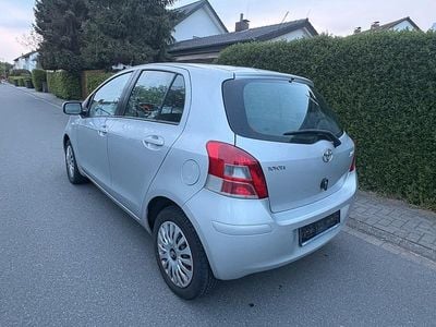 Brugt Toyota Yaris 69 HK (50 kW) 2011 Sølv Hatchback