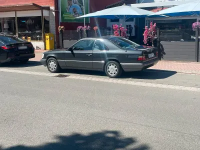 Gebraucht Mercedes 220 150 PS (110 kW) 1994 Schwarz Coupé