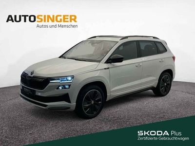 Moonweiss metallic Gebraucht 2024 Skoda Karoq SportLine SUV | 36.140 € (Fairer Preis)