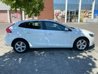 Gebraucht Volvo V40 Kinetic 152 PS (111 kW) 2015 Weiß Limousine