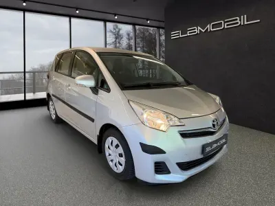 Gebraucht Toyota Verso-S Life 99 PS (72 kW) 2012 Silber Van / Kleinbus