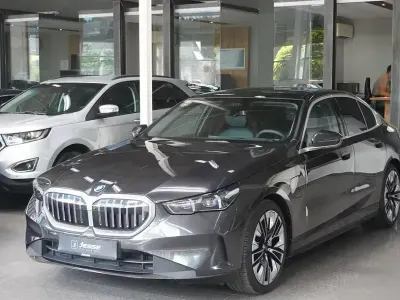 Gebraucht BMW 550e Comfort Edition 490 PS (360 kW) 2024 Grau Limousine