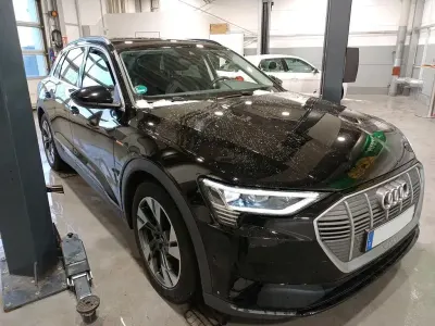 Gebraucht Audi e-tron Basis 300 kW (408 PS) 2023 Schwarz SUV